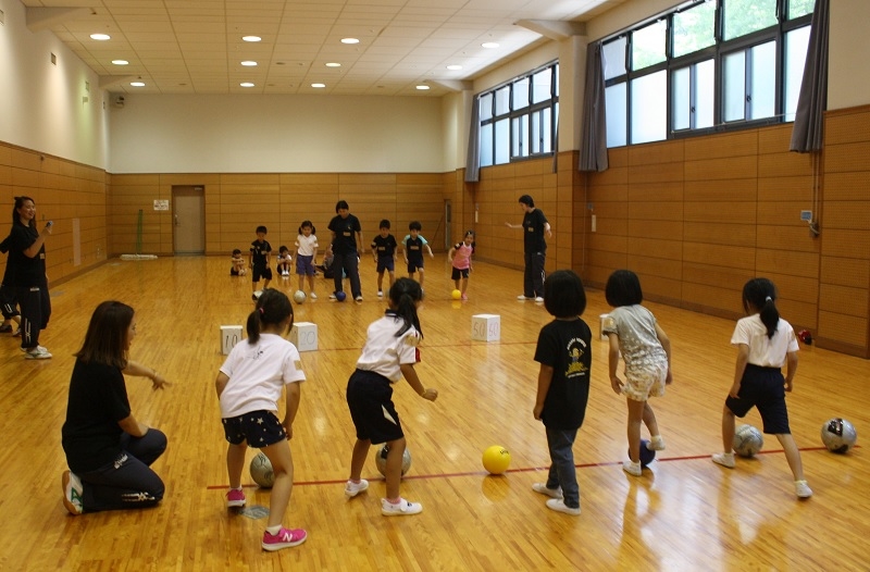 7月29日 月 神戸市中央体育館において チャレンジサマースクール を実施しました お知らせ 発達教育学部 ジュニアスポーツ教育学科 学部学科 大学院 神戸親和女子大学