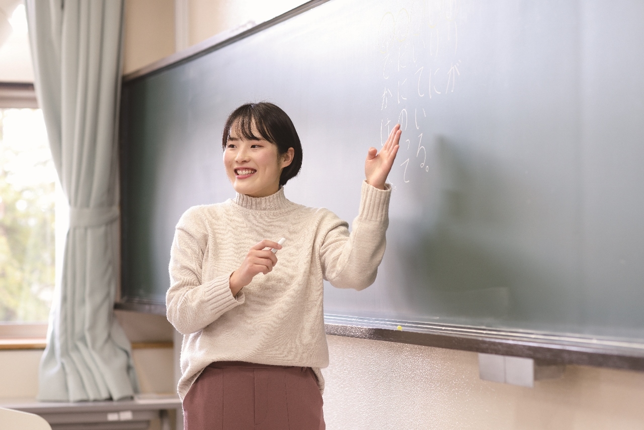 児童養育学科 右&TOP差替え (1280x854).jpg