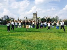 トロント大学にて、全員で大きくジャンプ！